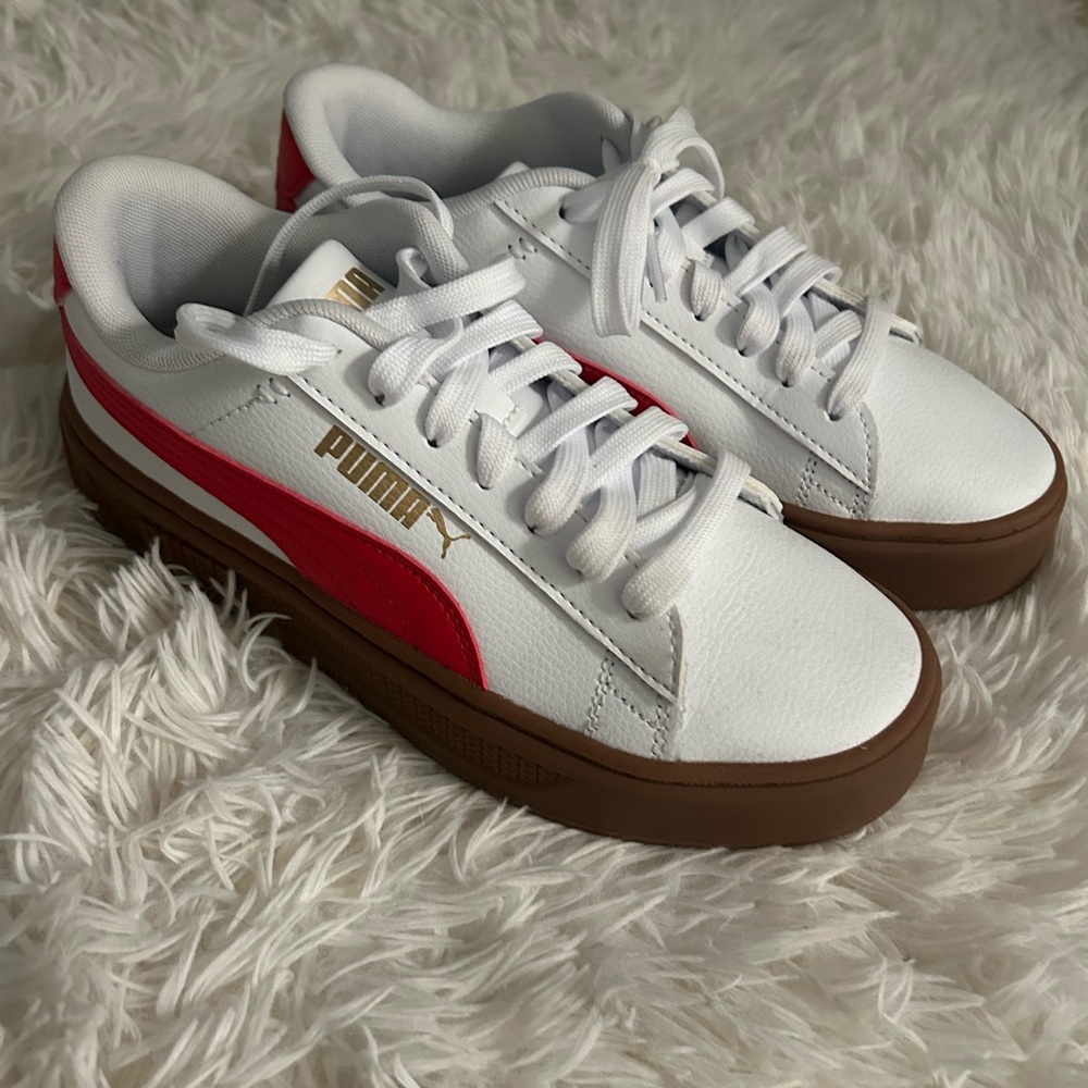 Women’s Puma platform sneakers NWOT